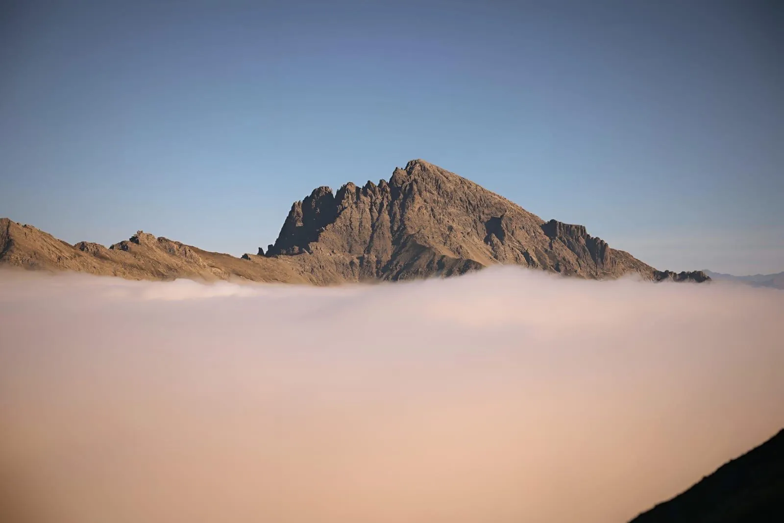 Felsgipfel ragt aus den Wolken