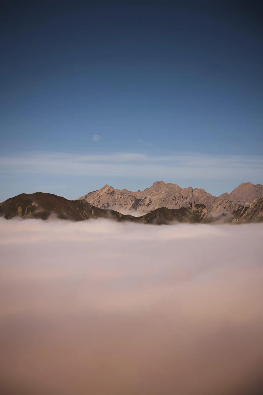 Mond über den Gipfeln